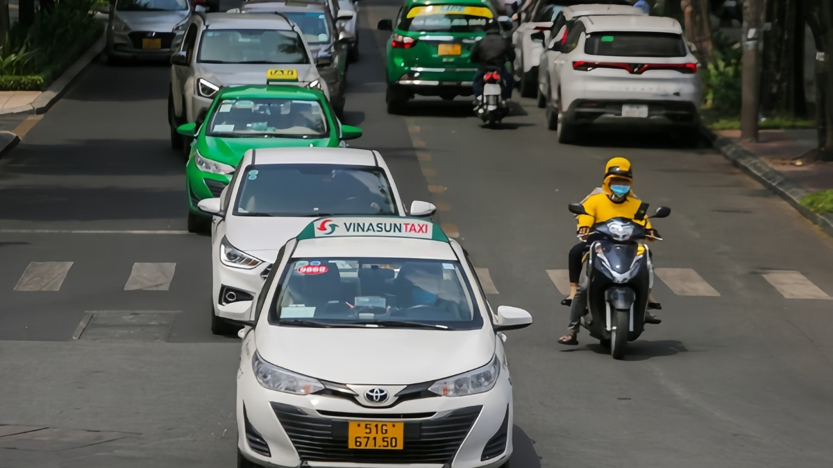 Tổng đài viên taxi Vinasun hỗ trợ khách hàng qua điện thoại