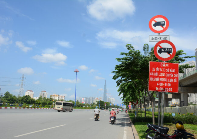 Tổng quan các biển báo giao thông, trong đó có biển cấm xe tải