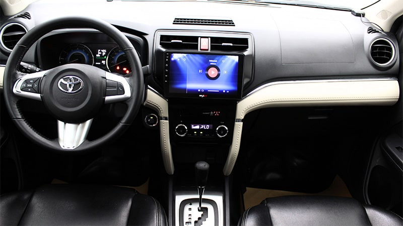 Tổng quan khoang lái của Toyota Rush 2021, hiển thị vô lăng và bảng điều khiển trung tâm