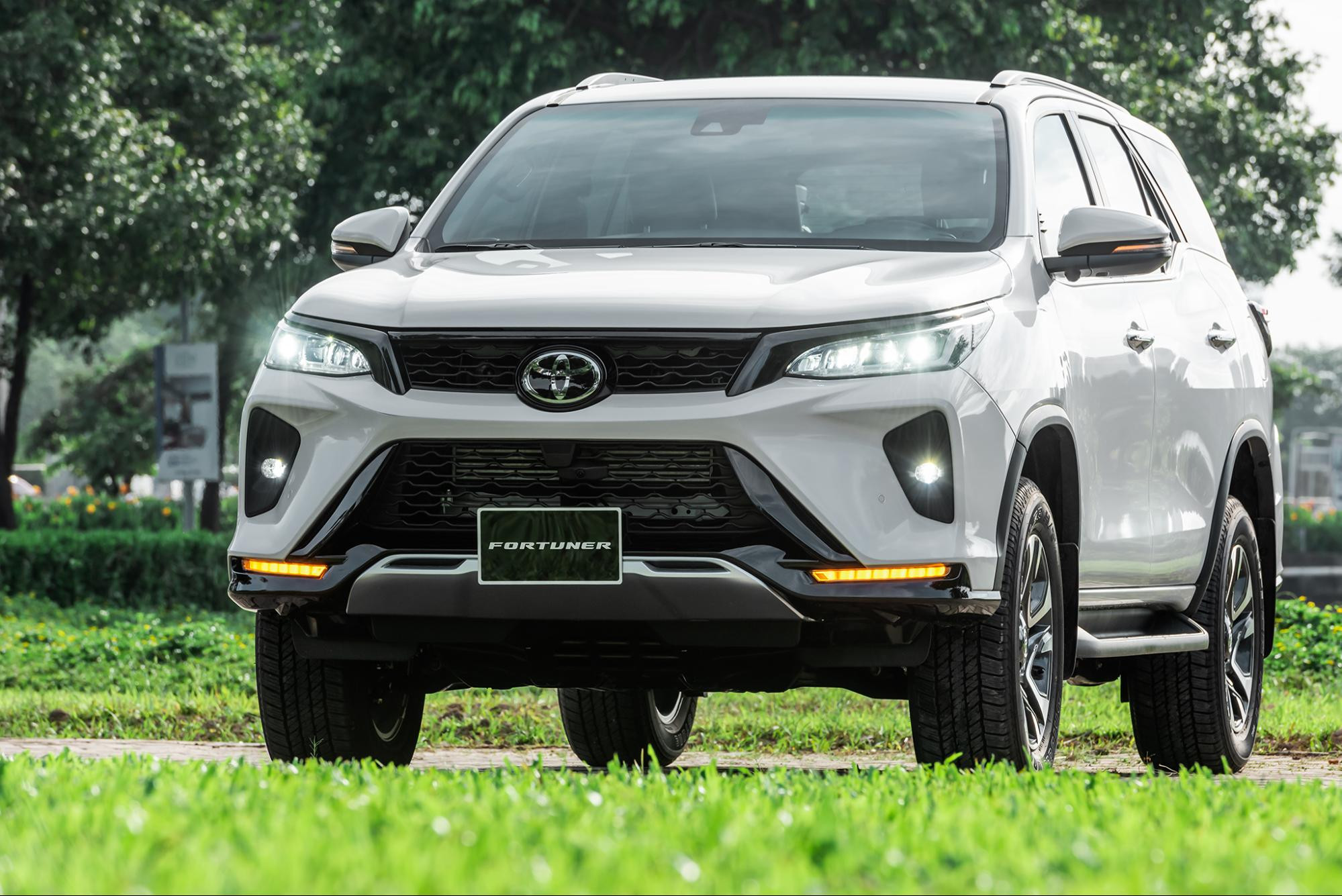 Tổng quan thiết kế ngoại thất mạnh mẽ của dòng xe Toyota Fortuner 2024.