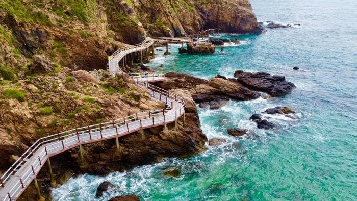 Vẻ đẹp hùng vĩ của Eo Gió, điểm nhấn là con đường đi bộ uốn lượn ven núi