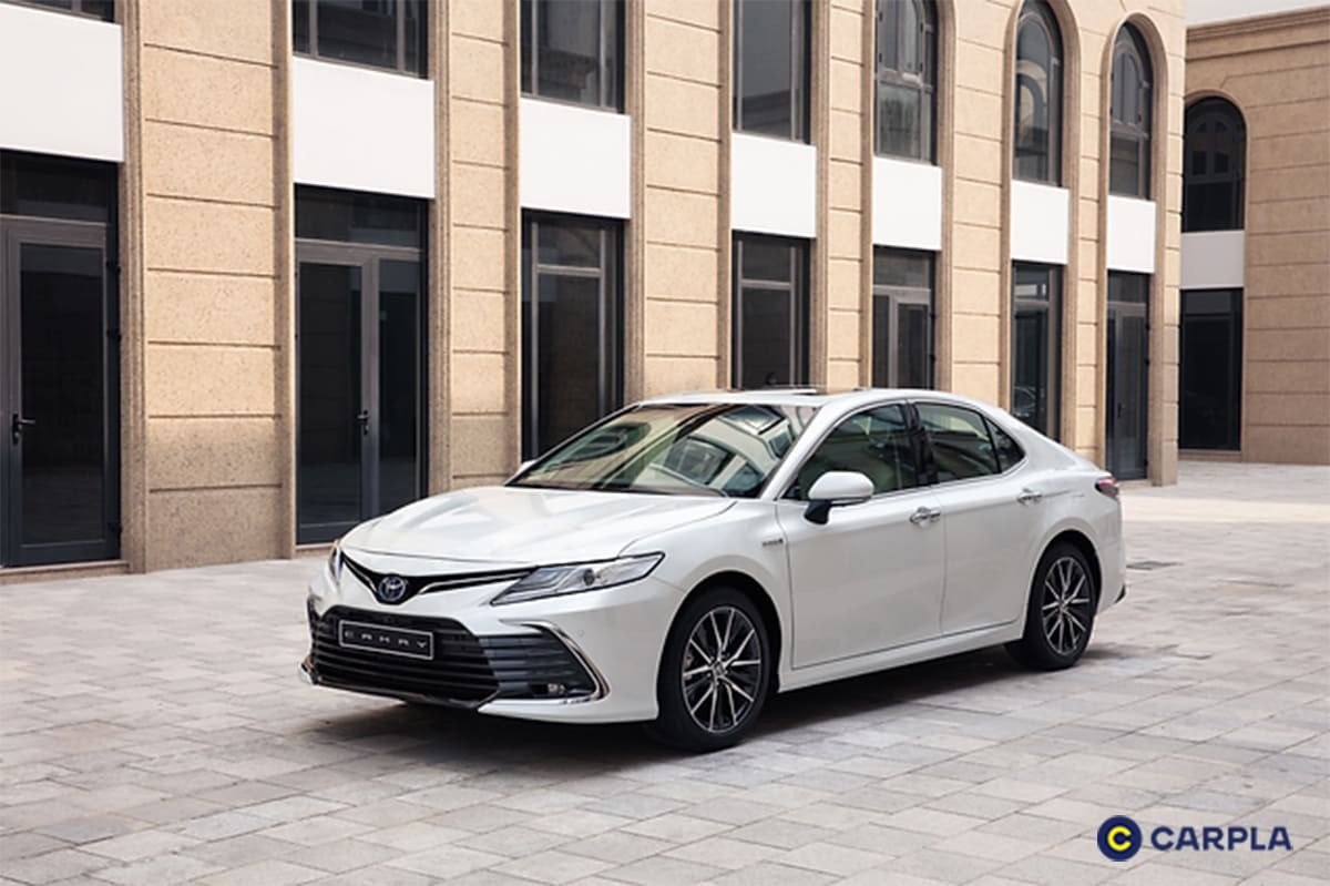 Toyota Camry 2.5HV, đối thủ cạnh tranh trong phân khúc