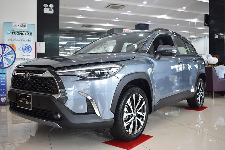Toyota Corolla Cross 1.8G màu bạc, phiên bản đáng chú ý trong danh sách xe ô tô 700-800 triệu gầm cao.