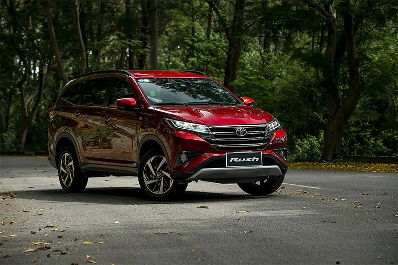 Toyota Rush 2021 di chuyển trên đường cao tốc, minh họa khả năng vận hành ổn định và linh hoạt