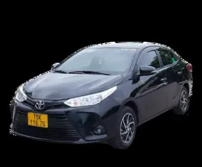 Toyota Vios màu trắng bóng loáng sẵn sàng di chuyển