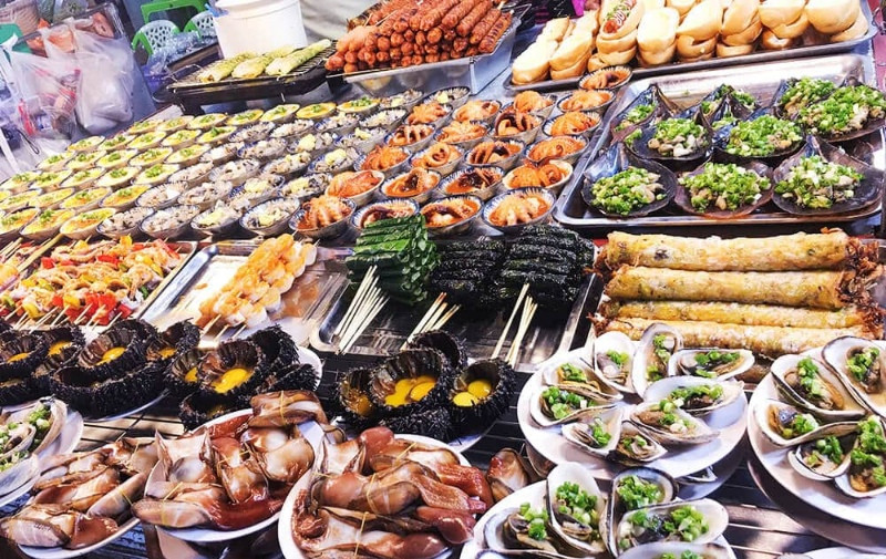 Trải nghiệm ẩm thực sôi động tại Chợ đêm khi du lịch Phú Quốc bằng xe máy