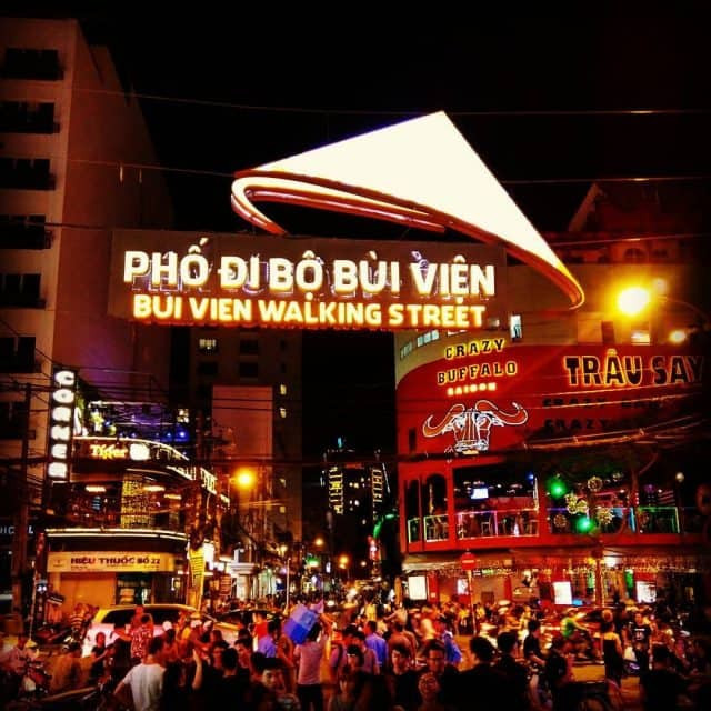 Trải nghiệm không khí Phố Tây Bùi Viện bằng phương tiện cá nhân