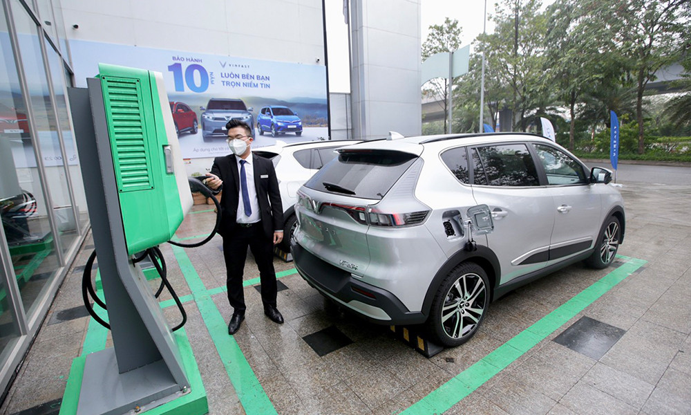 Trạm sạc tiện lợi cho xe điện VinFast tại Showroom Nguyễn Văn Linh