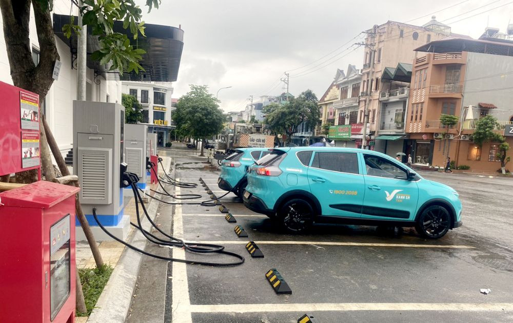 Trạm sạc xe điện VinFast, nơi tài xế Xanh SM được ưu đãi về chi phí sạc, giúp tối ưu hóa lương taxi xanh sm.