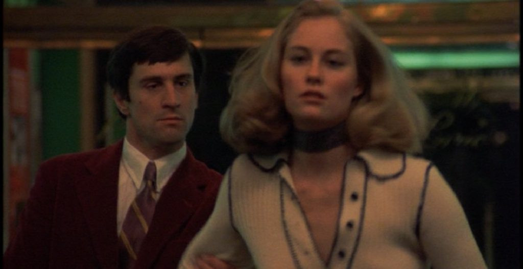 Travis Bickle lái taxi cô đơn trong phim Taxi Driver 1976 vietsub, phản ánh sự xa cách xã hội