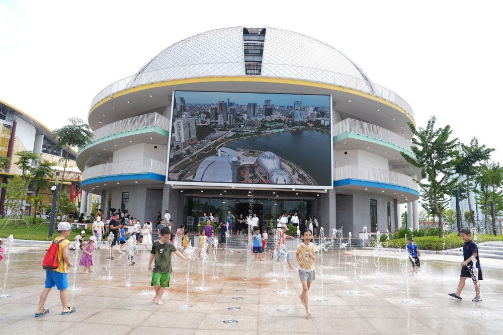 Trẻ em vui chơi tại Cung Thiếu nhi Hà Nội Phạm Hùng
