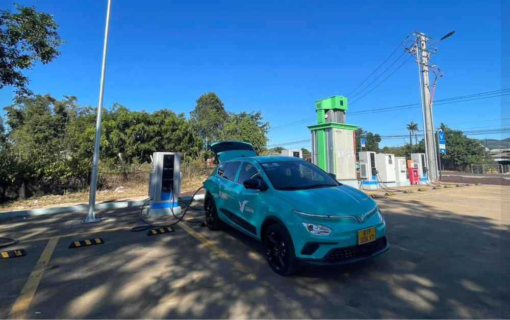 Trụ sạc điện nhanh đảm bảo Taxi Xanh SM luôn sẵn sàng phục vụ taxi ở An Khê 24/7