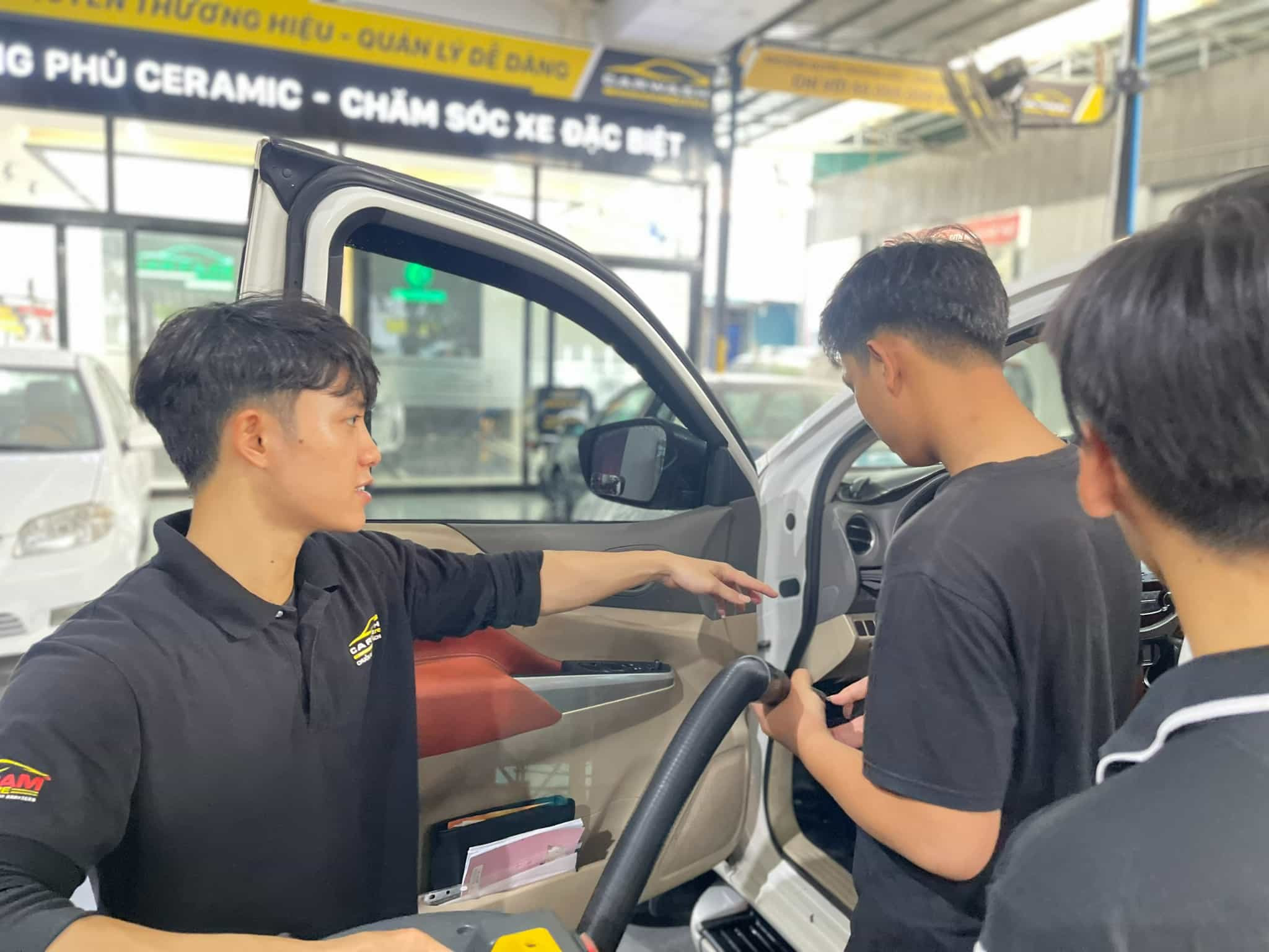 Trung tâm rửa xe ô tô chuyên nghiệp uy tín với nhiều năm kinh nghiệm.