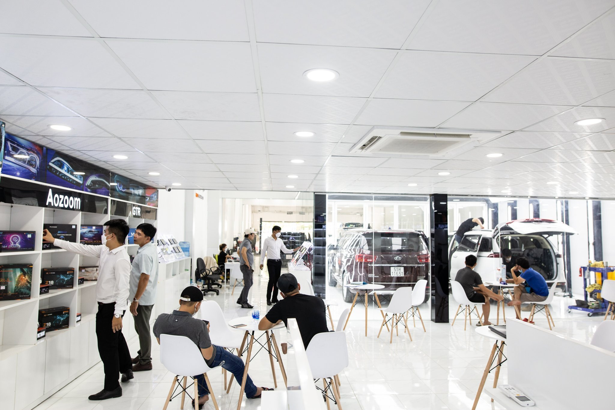 Tư vấn khách hàng chọn lựa phụ kiện xe hơi phù hợp
