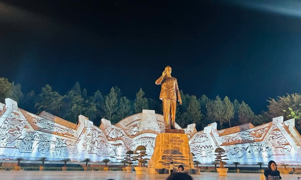 Tượng đài Chủ tịch Hồ Chí Minh uy nghiêm tại trung tâm Quảng trường Đại Đoàn Kết Gia Lai