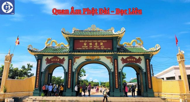 Tượng Phật Bà Quan Âm tại Quan Âm Phật Đài nhìn ra biển