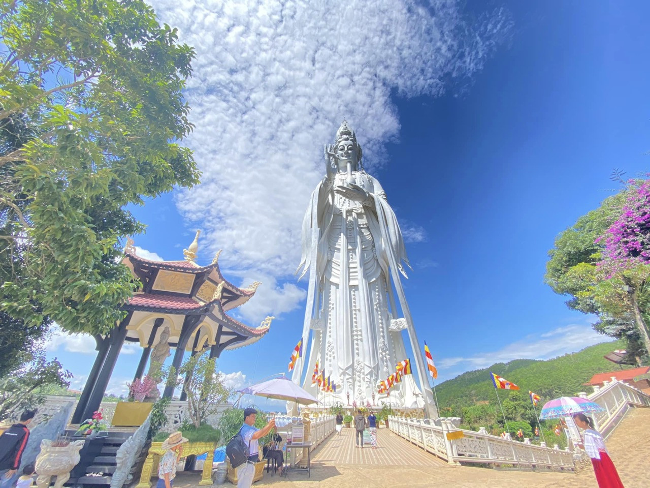 Tượng Quán Thế Âm Bồ Tát uy nghiêm tại chùa Linh Ẩn Đà Lạt