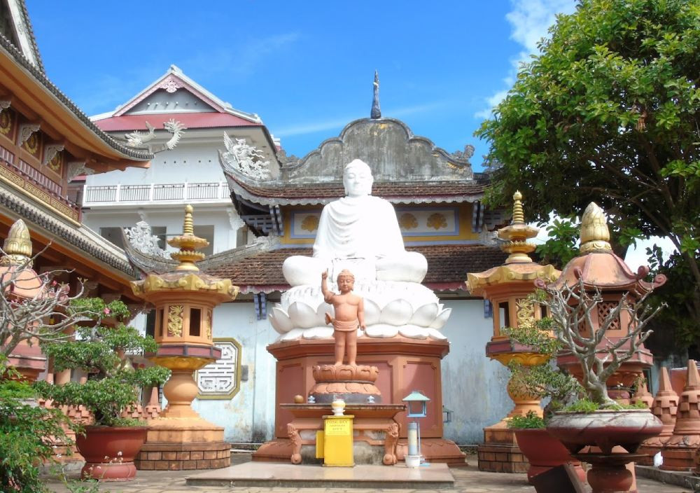 Tượng Thích Ca tọa trên đài sen tại Chùa Bửu Minh