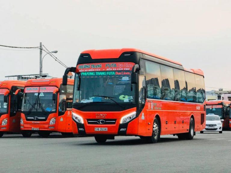 Tuyến này đa dạng với các loại xe giường nằm, xe ghế ngồi, xe limousine với đầy đủ tiện nghi