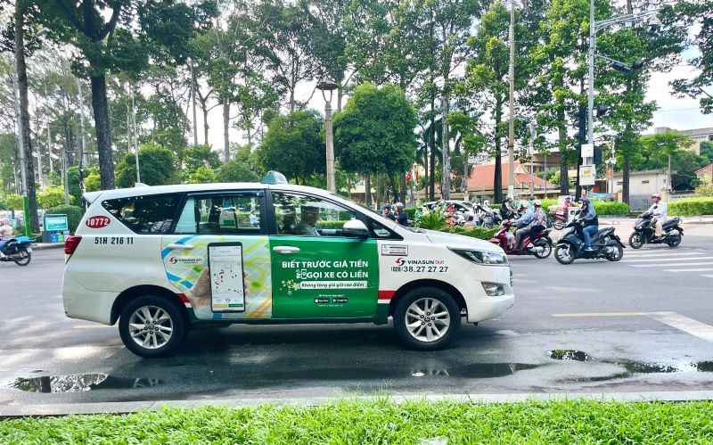 Ứng dụng gọi xe taxi Vinasun trên điện thoại thông minh, minh họa sự tiện lợi khi đặt taxi Quảng Ngãi