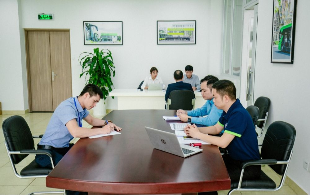 Ứng viên tham gia phỏng vấn tuyển dụng để trở thành tài xế taxi Xanh SM, chuẩn bị cho công việc lái xe điện