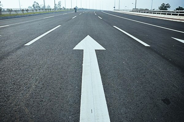 Vạch kẻ đường là một dạng báo hiệu giao thông quan trọng