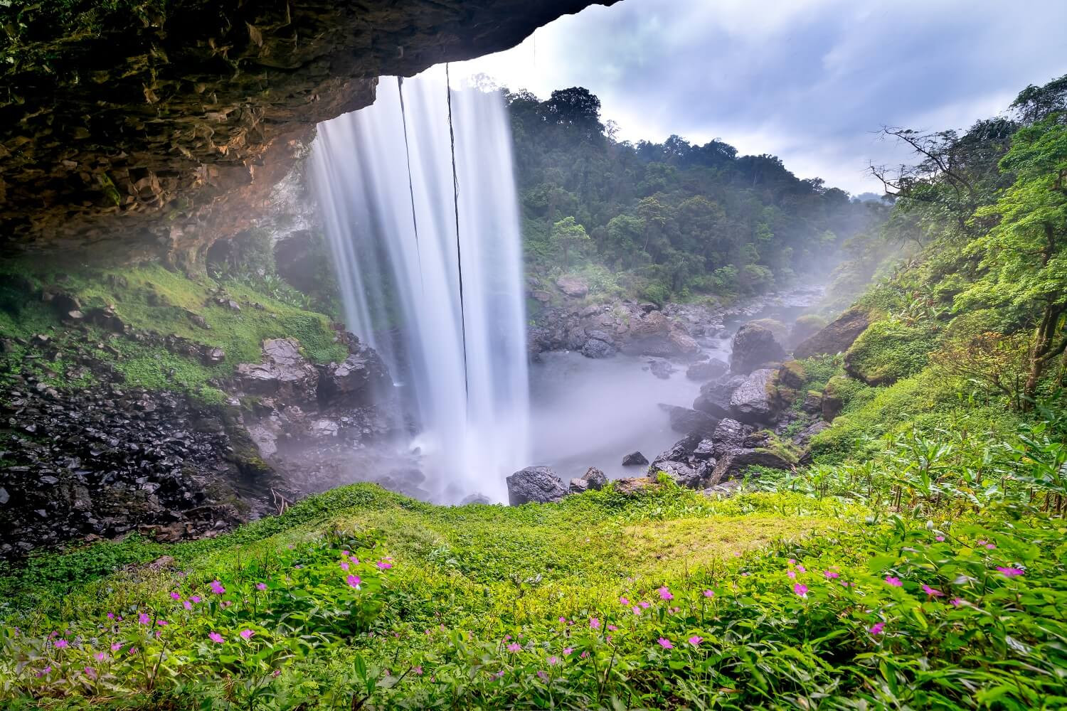 Vẻ đẹp kỳ bí bên trong Hang Én tại thác K50, một phần không thể thiếu của hành trình trekking độc đáo.