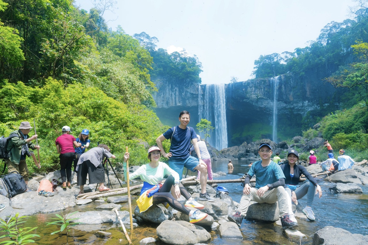 Vẻ đẹp tự nhiên của dòng thác K50 – Đoàn khách Gialai.travel tham quan Kon Chư Răng