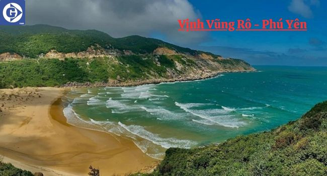 Vẻ đẹp yên bình của Vịnh Vũng Rô với bến tàu và những dãy núi bao quanh