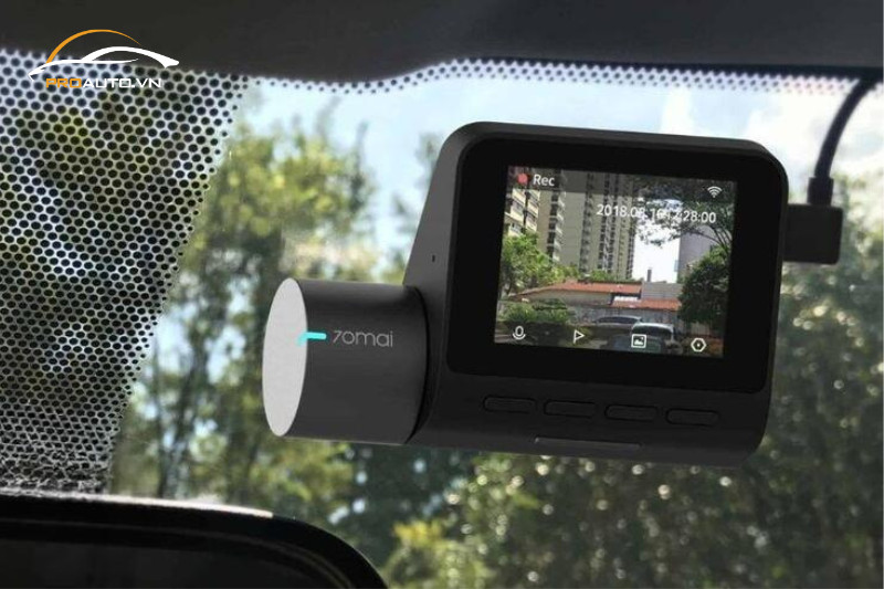 Vệ sinh định kỳ mắt camera ô tô để đảm bảo chất lượng hình ảnh