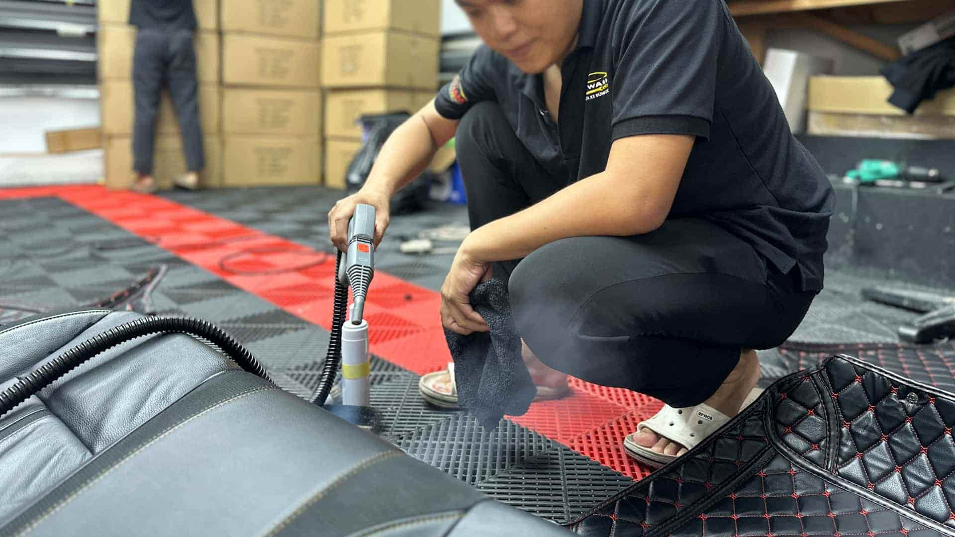 Vệ sinh ghế ngồi xe hơi