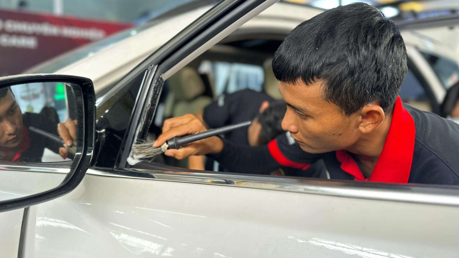 Vệ sinh nội thất ô tô định kỳ