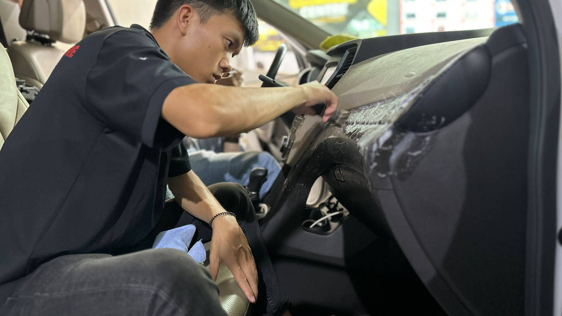 Vệ sinh nội thất xe ô tô khu vực taplo