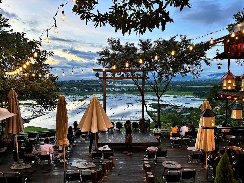 View cánh đồng lúa và thành phố từ Tiệm Cà Phê Ngày Bình Yên ở Pleiku