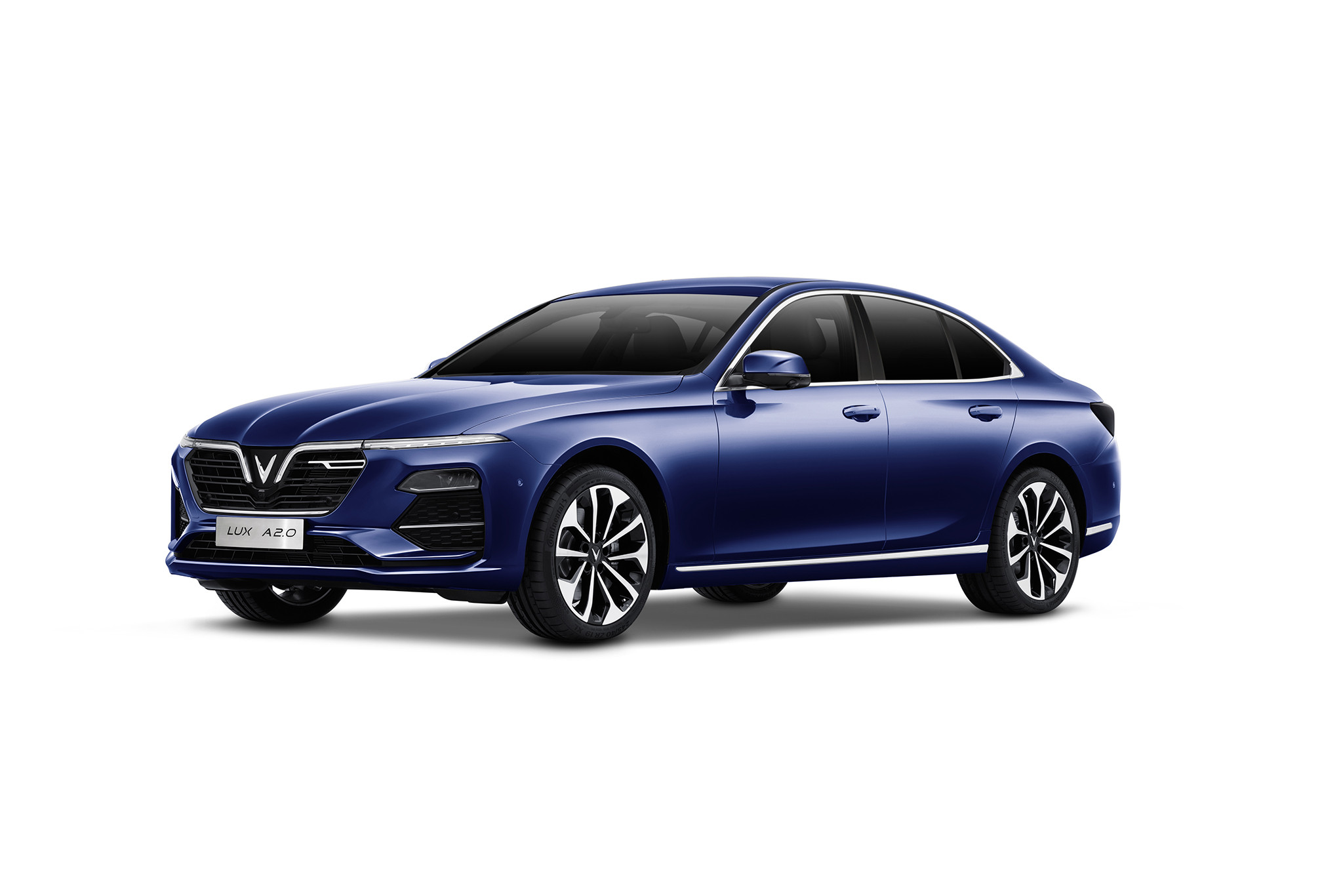 VinFast Lux A2.0 màu trắng trên đường phố