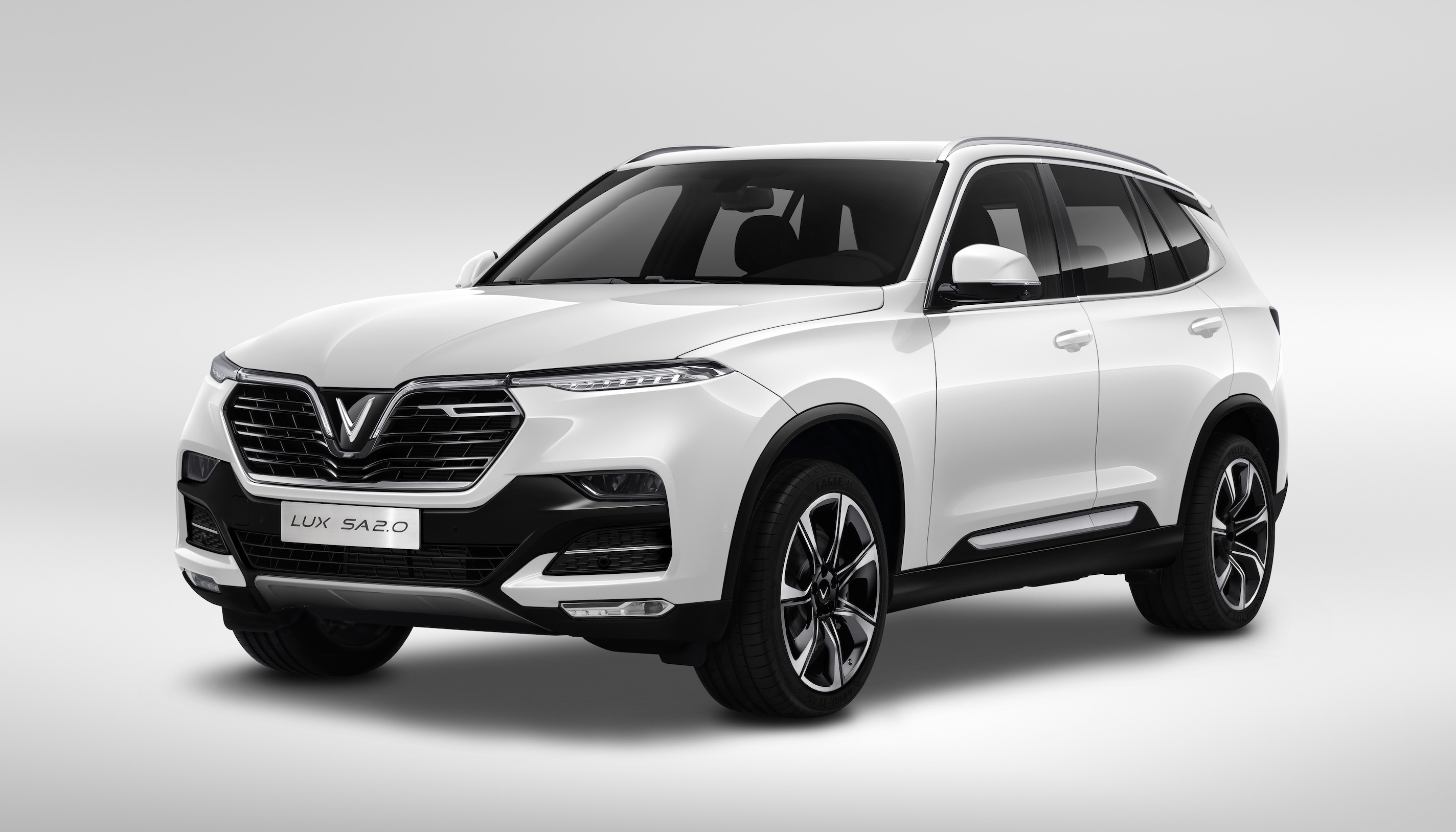 VinFast Lux SA2.0 màu đen chạy trên đường núi