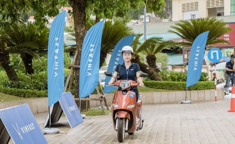 VinFast Vento S màu đỏ cam thời thượng thu hút mọi ánh nhìn
