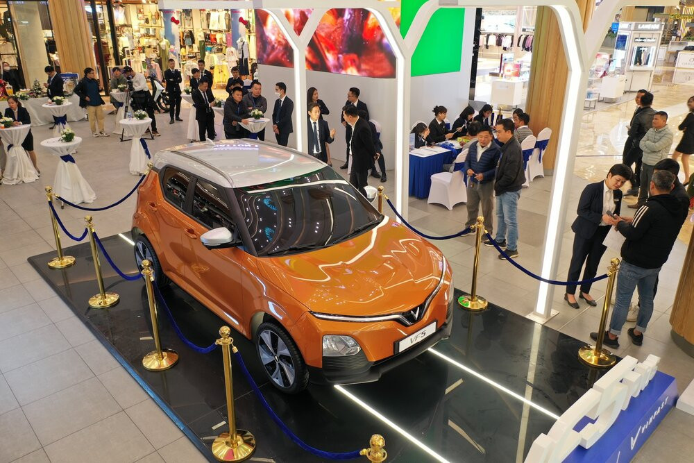 VinFast VF 5 Plus màu cam nóc bạc nổi bật tại khu trưng bày xe điện