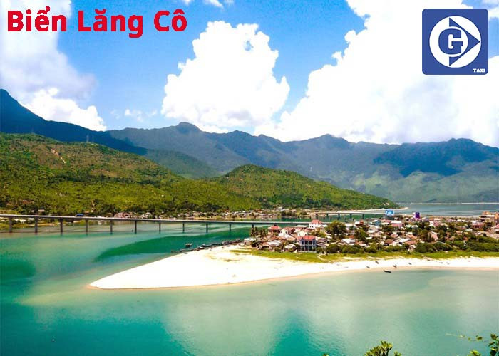 Vịnh biển Lăng Cô nhìn từ trên cao với núi non hùng vĩ và làn nước trong xanh