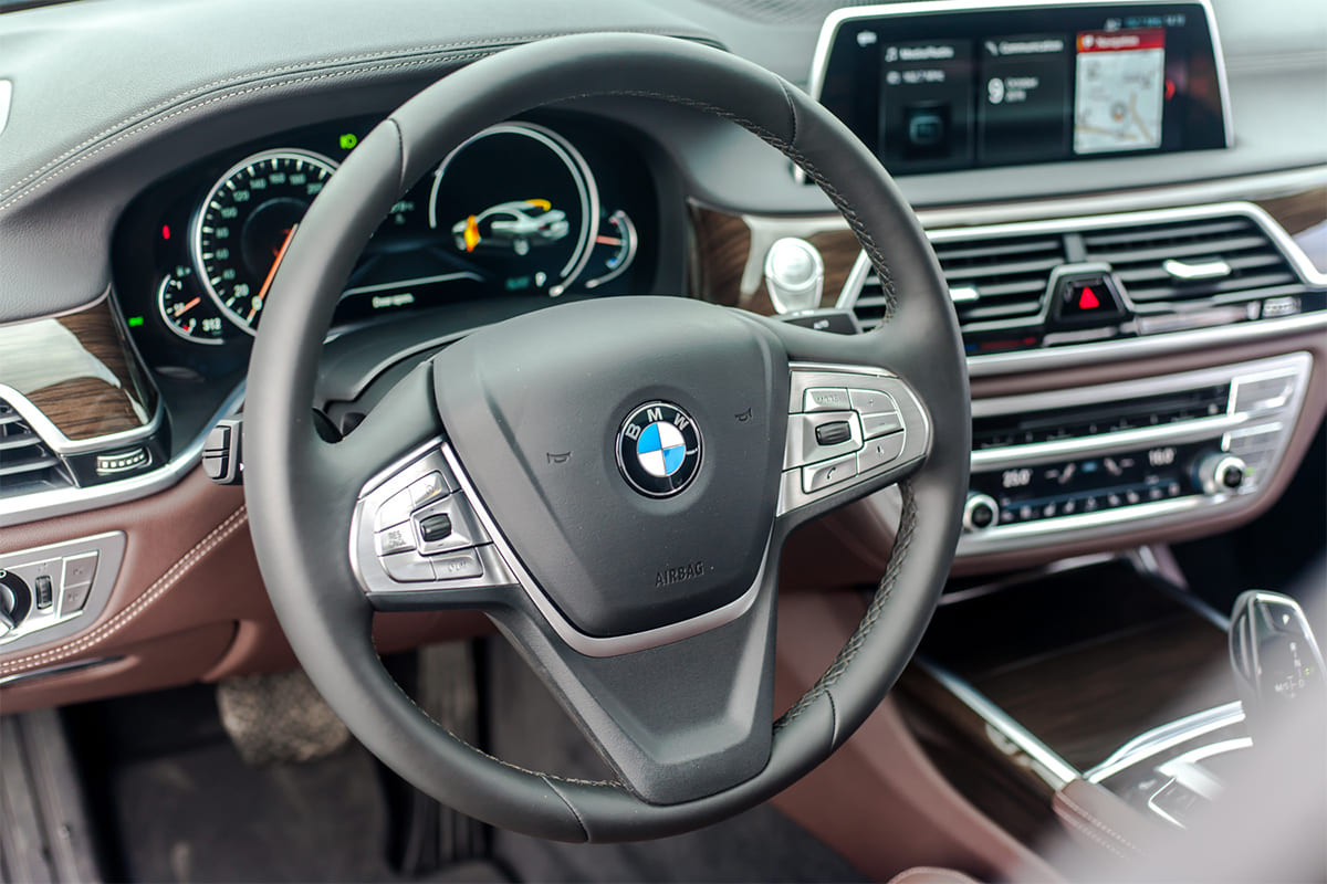 Vô lăng bọc da đa chức năng trên xe BMW 730Li