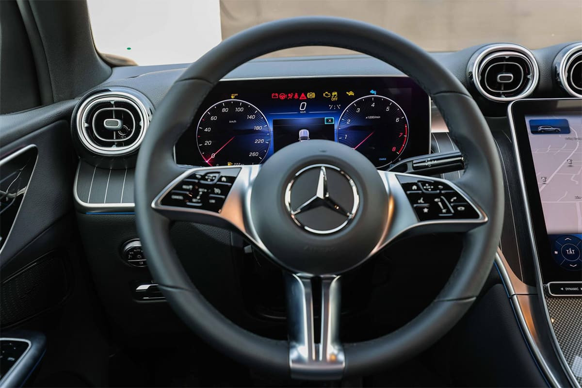 Vô lăng thiết kế mới tích hợp nhiều nút điều khiển trên Mercedes GLC 200 4Matic