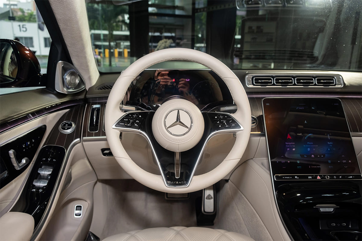 Vô lăng và bảng điều khiển hiện đại trên Mercedes Maybach S680