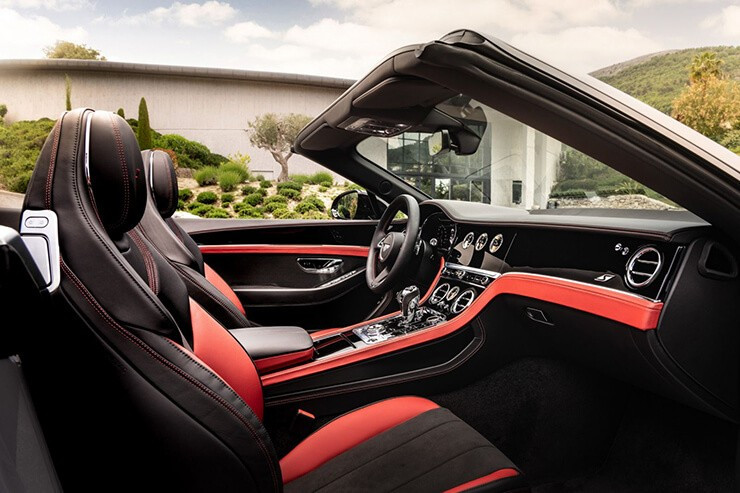 Vô lăng và bảng điều khiển trung tâm xe Bentley Continental GT S bọc da Dinamica