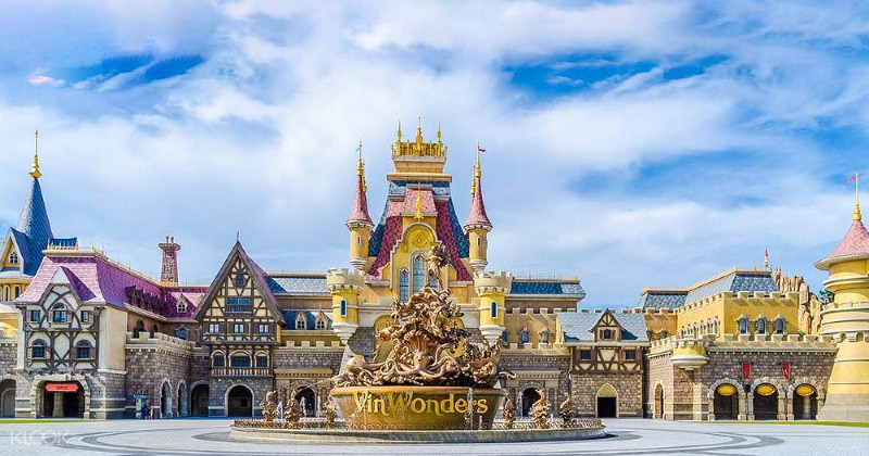 Vui chơi tại VinWonders Phú Quốc trong chuyến đi bằng xe máy