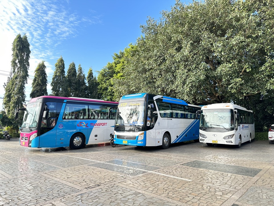 Xe 7 chỗ đời mới di chuyển trên đường đèo Gia Lai