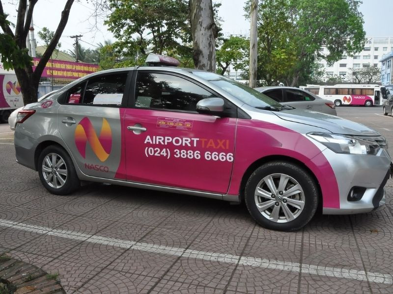Xe Airport Taxi đậu tại sân bay