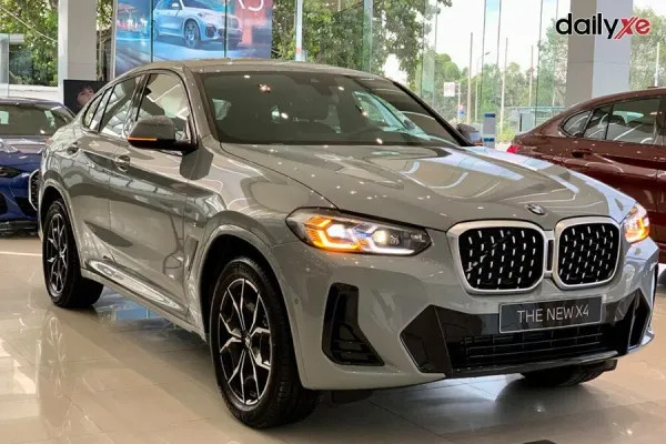 Xe BMW X4 màu xanh đỗ ngoài trời
