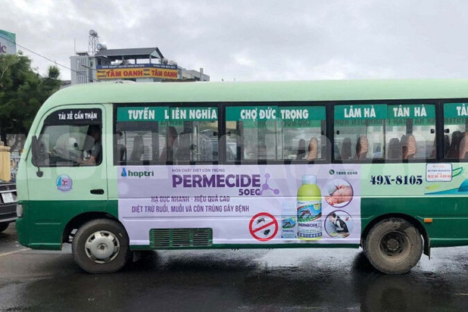 Xe buýt công cộng di chuyển đến khu vực Lâm Hà, gần Phú Sơn