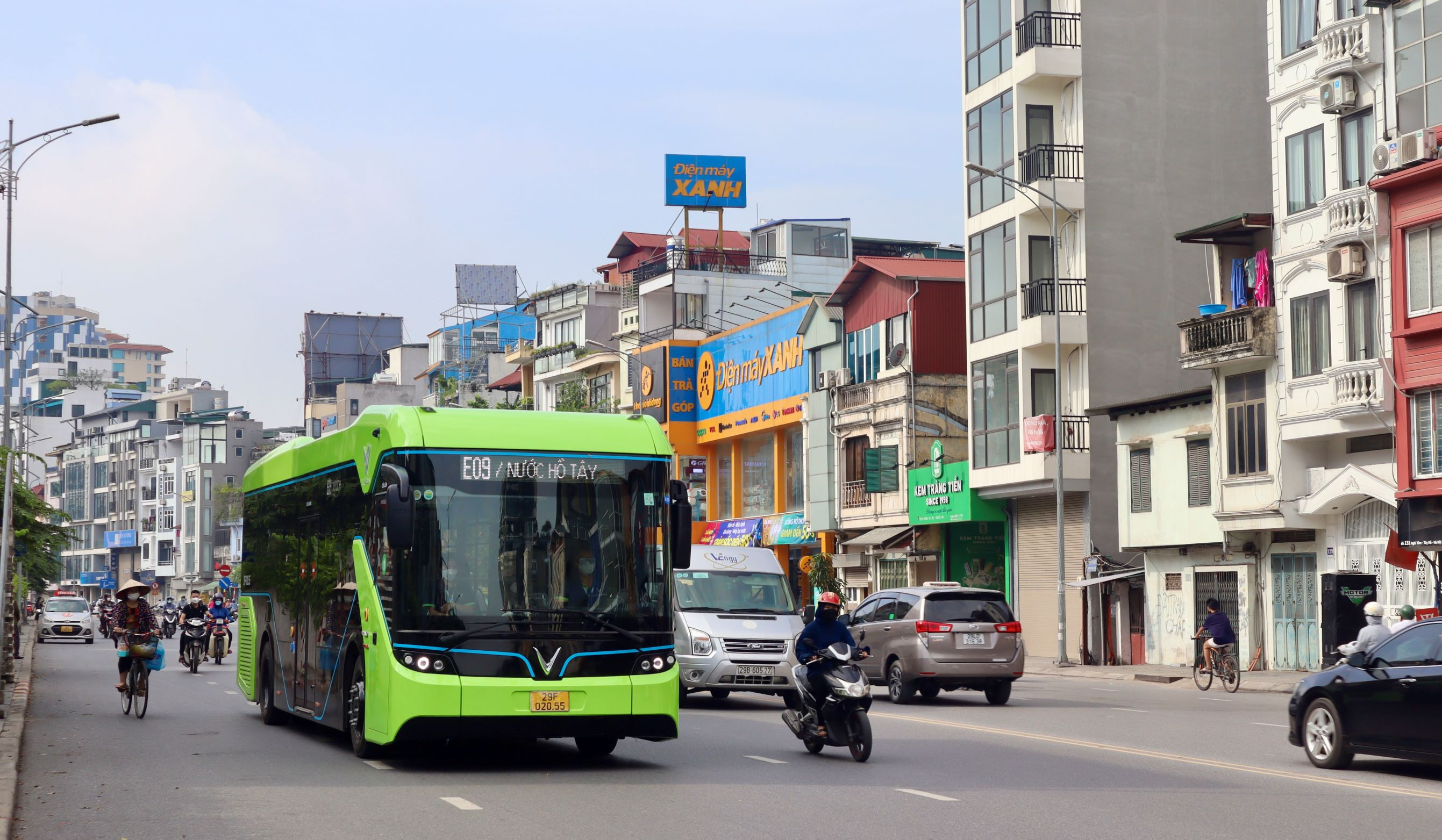 Xe buýt điện E09 VinBus hiện đại tại Hà Nội góp phần giao thông xanh