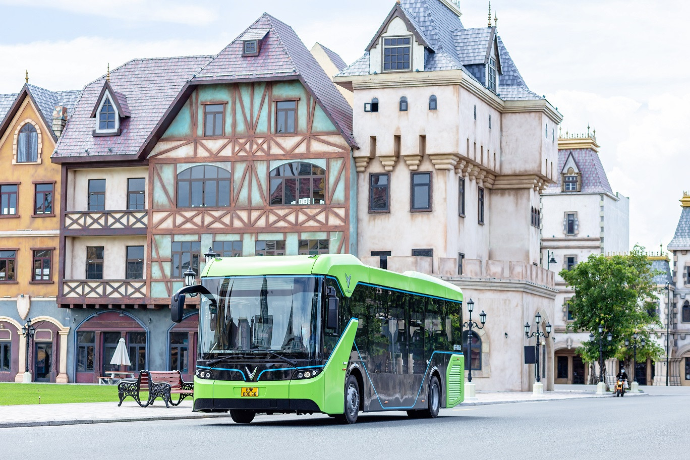 Xe buýt điện Vinbus hiện đại di chuyển trên đường tại Phú Quốc